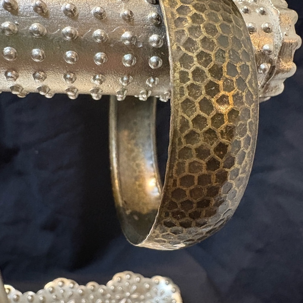 Elegant Gold Bracelet with Intricate Textures - Picture 8 of 11